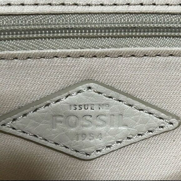 NWOT Fossil Preston Crossbody Bag Small Gray Gold Flap Leather Adjustable Strap - Picture 9 of 12